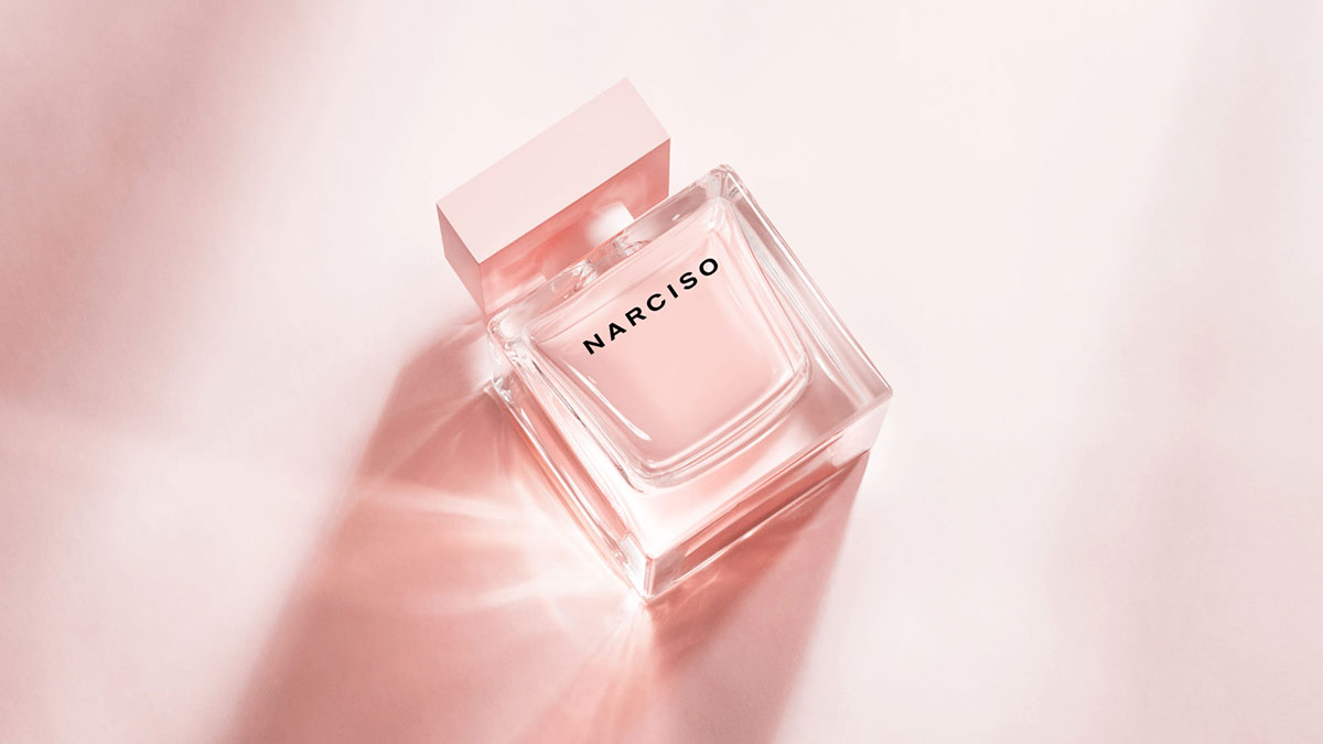 NARCISO Cristal 薔薇水晶淡香精光影下的透明粉色香水瓶