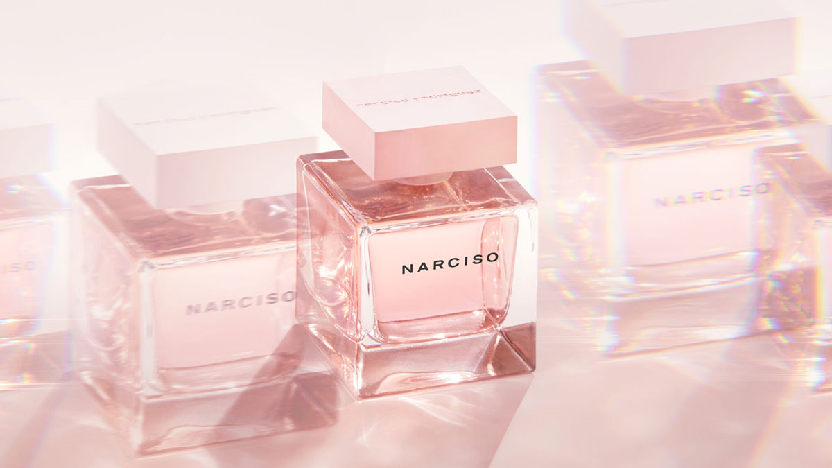 Narciso Rodriguez Cristal 香水瓶在柔和粉色光線下的設計細節